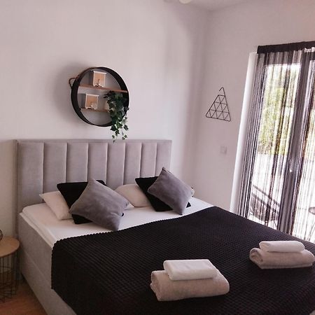 Ferienwohnung Studio Apartman Marly Pula Exterior foto
